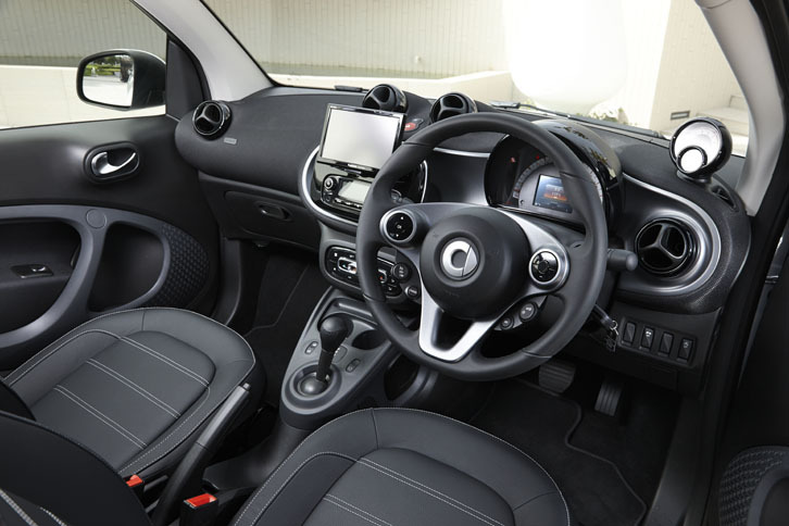 
	「スマート・フォーツーカブリオ ターボ リミテッド」のインテリア。テスト車はオプションのポータブルナビを装着しているが、スマートフォンをカーナビ代わりに使う連携キットも用意される。
	