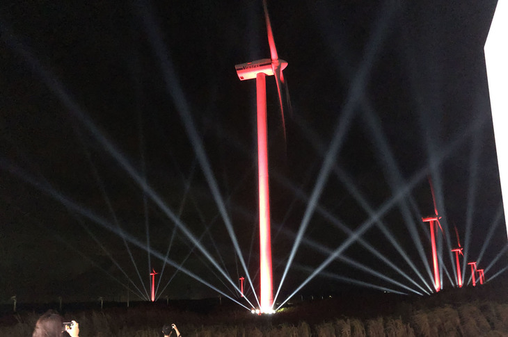 赤くライトアップされた風力発電用の風車。ここ平潭（ぴんたん）では、世界最大級の洋上風力発電設備の開発も進められている。