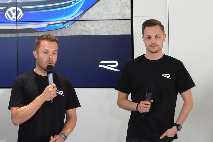 プレゼンテーションにて、「ゴルフR」の機能的な特徴を説明するロイヒター氏（写真向かって左）とティーレバイン氏（同右）。