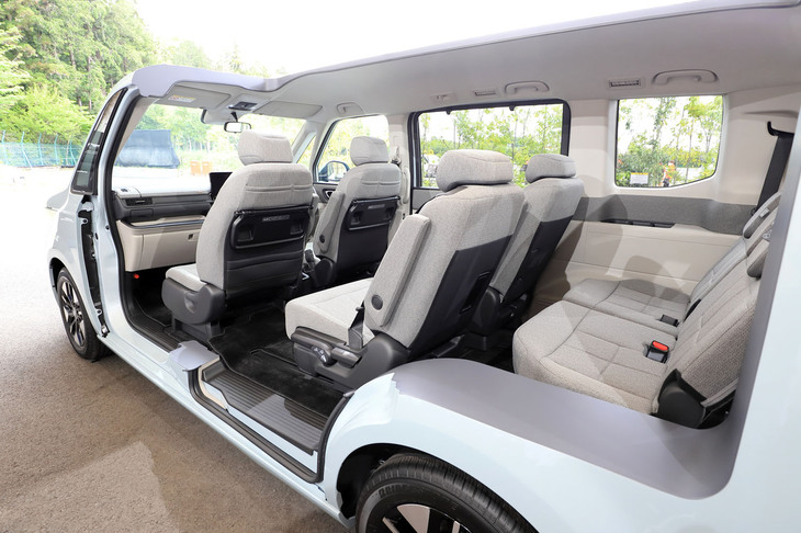 新型「ホンダ・ステップワゴン」取材会場の様子（カットモデル）