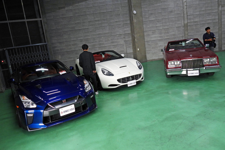 サービスで提供される車両のなかには、浅岡CEOが共同所有するものも（写真右の「ビュイック・リヴィエラ」）。