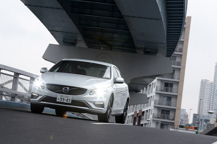 ボルボでは2015年モデルから、自動緊急ブレーキやレーンキーピングアシスト機能などの運転支援システムを、全車標準装備としている。