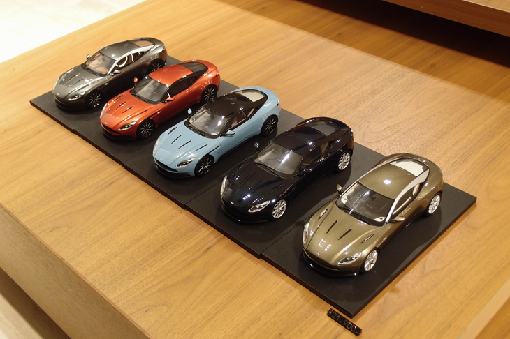 こちらはアストンマーティン青山ハウスで販売されている、標準タイプの「DB11」……のミニチュアカー。価格は2万1900円。