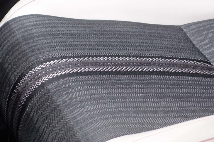 ホンダ・ヴェゼルe：HEV PLaY（フロントシートの座面）