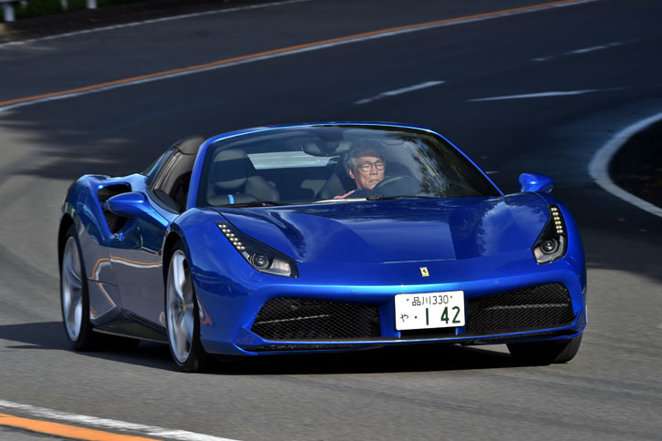 「488スパイダー」の動力性能は、0-100km/hが3.0秒で、0-400mが10.55秒。最高速は325km/h以上と発表されている。