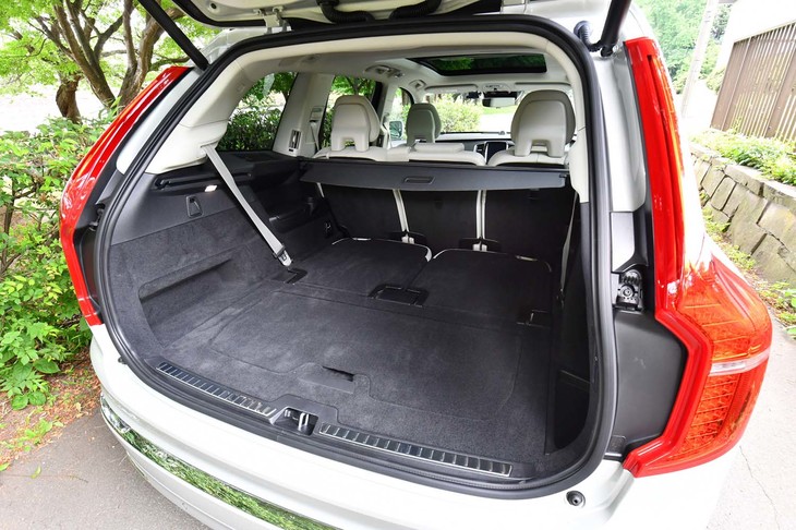 7人乗車時でも豊かな荷室は、写真のように3列目シートをたためば、さらに広々としたスペースへと変わる。シートの格納・復元スイッチは荷室の右側側面に備わる。