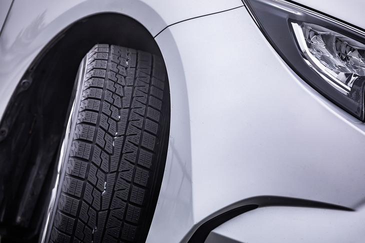 両側に互いに支えあう大型のブロックを配置。雪道だけでなく乾燥路面においても、コーナリング時にブロックが倒れ込まず、路面に密着する効果が発揮される。