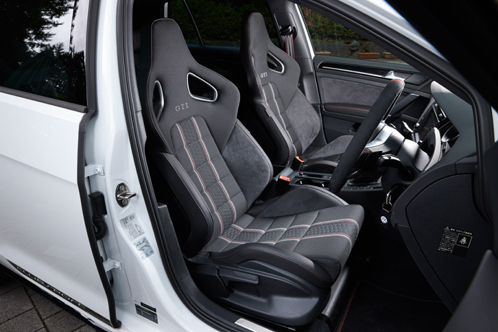 「GTIクラブスポーツ トラックエディション」専用のレカロシート。表皮はファブリックとアルカンターラの組み合わせとなる。