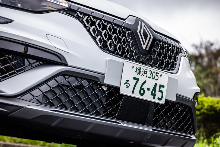 フラット形状のエンブレムをノーズの先端に配置する、最新世代のフロントグリルデザインが採用された。