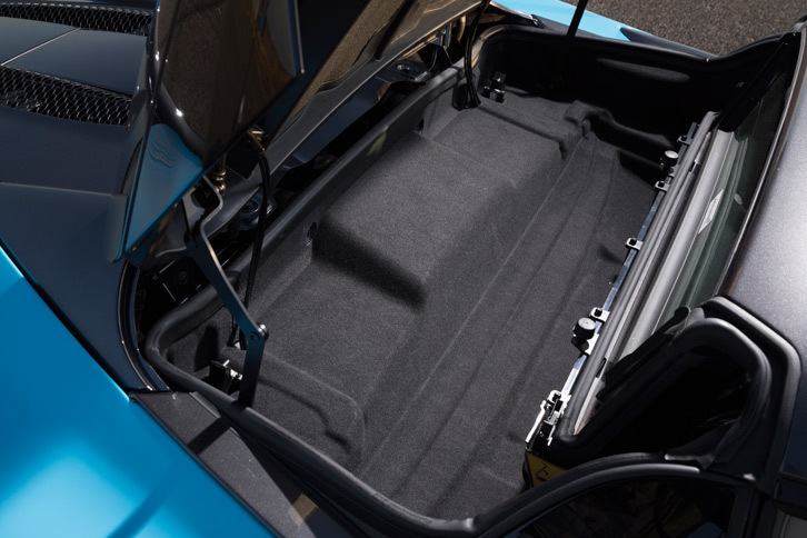 「570Sスパイダー」には、フロントに150リッター、リアに52リッターと、2つのトランクスペースが設けられている。オープン時にはリアトランクにトップが格納される。