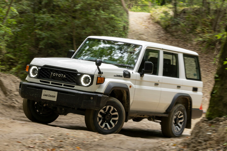 2024年4月の「トヨタ・ランドクルーザー」シリーズの合同試乗会＆取材会にて、「さなげアドベンチャーフィールド」の林間コースを走る「ランドクルーザー“70”」。