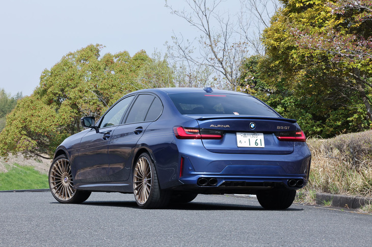 今回試乗した車両の外板色はアルピナスペシャルカラーの「アルピナブルー」で、47万4000円の有償色となる。控えめなリアディフューザーと、リアエプロンに組み込まれた左右振り分け4本出しのテールパイプフィニッシャーは、アルピナ各車に共通する象徴的な意匠だ。