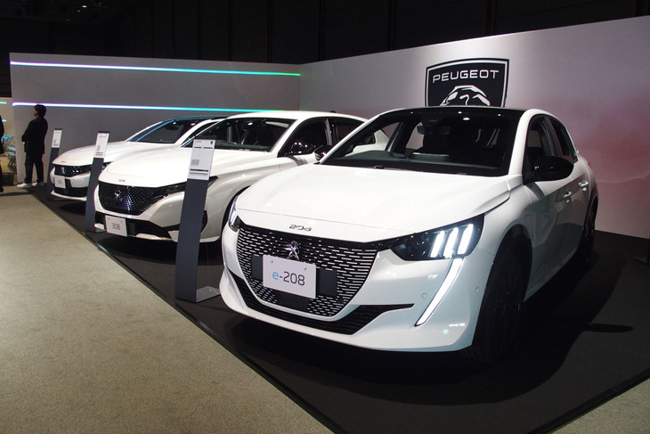 「プジョー408」の発表会場の様子。