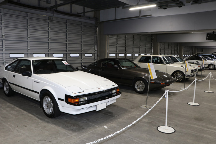 ヒストリックカー展示では、初代「トヨタ・セリカXX」や初代「サバンナRX-7」といったスポーツカーに加え、歴代「スカイライン」も集結。ハコスカの愛称で親しまれる3代目C10型、ジャパンの愛称の5代目C210型、そして近年急速に評価が高まっている7代目R31型、今も絶大な人気を誇る8代目R32型などが展示された。