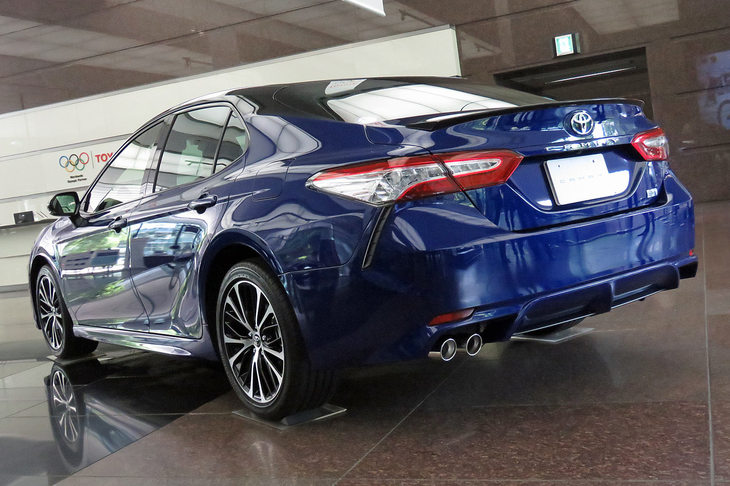 「カムリWS」のリアビュー。ボディーカラーにはツートンカラーを含め10種類のバリエーションが用意される。