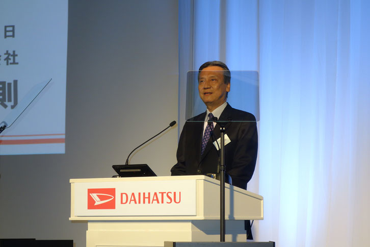あいさつに立ったダイハツの三井正則取締役社長。新型「ミラ イース」は、ダイハツの新たなクルマづくりの考え方「DNGA（ダイハツニューグローバルアーキテクチャー）」の原点だと語った。