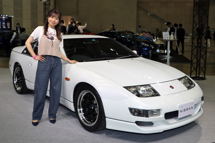 日産の社員でもある丹呉いづみさんと、彼女のマイカーの「フェアレディZ Version S」。