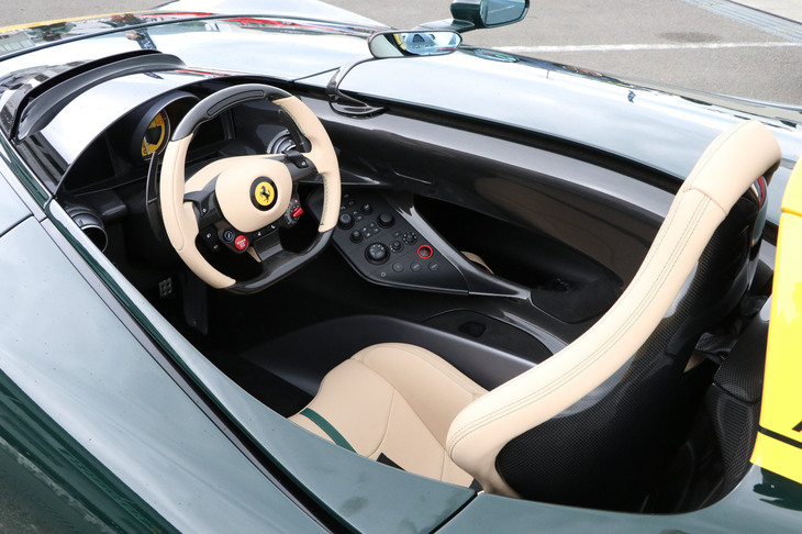 「フェラーリ・モンツァSP1」のインテリア。助手席側のシートは存在せず、完全にカバーで覆われている。タイトなコックピットには最小限の機能が集約されたセンターコンソールを装備。スパルタンなフルオープンカーだが、しっかりとエアコンは装備されるようだ。