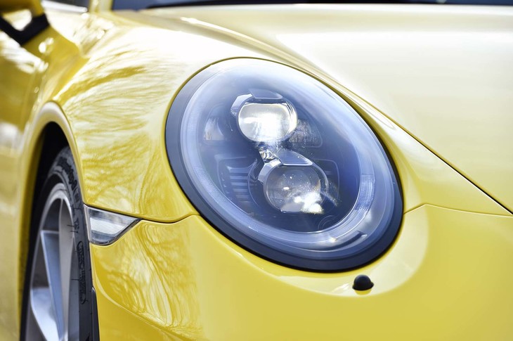 テスト車にはオプションのLEDヘッドライトが装着されていた。ユニット内部をブラックとしたことで、“目元”の迫力が増している。