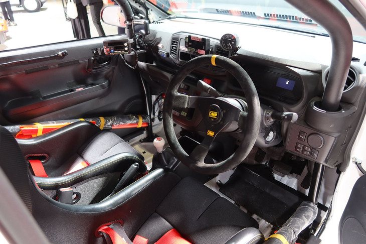 ダイハツ・ミラ イース モータースポーツ参戦車（インテリア）