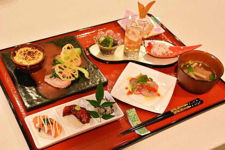 最優秀賞にかがやいた尼御前SA（上り）の「食べまっし 加賀彩々膳」。