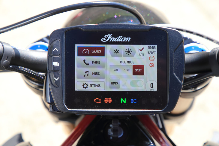 
	「FTR 1200 S」には、タッチスクリーン式の4.3インチモニター兼コントローラーや、3種類の走行モードからなるライディングモードセレクター、車体の傾きも検知する6軸モニター採用のトラクションコントロールなどが備わる。
	