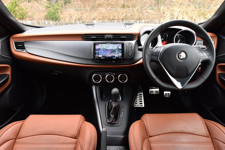 「ジュリエッタ」のインストゥルメントパネルまわり。レザー巻きのシフトセレクターやスポーティーなアルミ製のフットペダルなどは、全車標準装備となる。