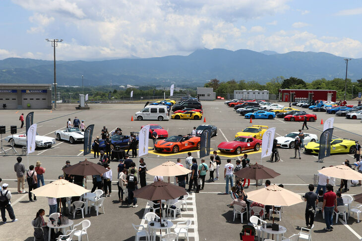 友人や恋人、家族と語らうことができるカフェブースの前では、歴代「コルベット」によるヘリテージ展示を実施。原点のC1から最新作のC8まで、オーナー自慢のコルベットが並べられた。また午前中には、来場した全シボレー車からお気に入りの一台を参加者たちが選ぶ「コンクールデレガンス」も実施。トップ3に輝いた車両の発表とお披露目も行われた。