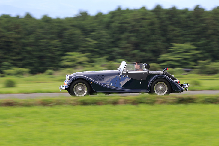 ブレーキはフロントが11インチディスク、リアが9インチドラムの組み合わせ。現代のクルマらしく、ちゃんとサーボアシストが装備されている。