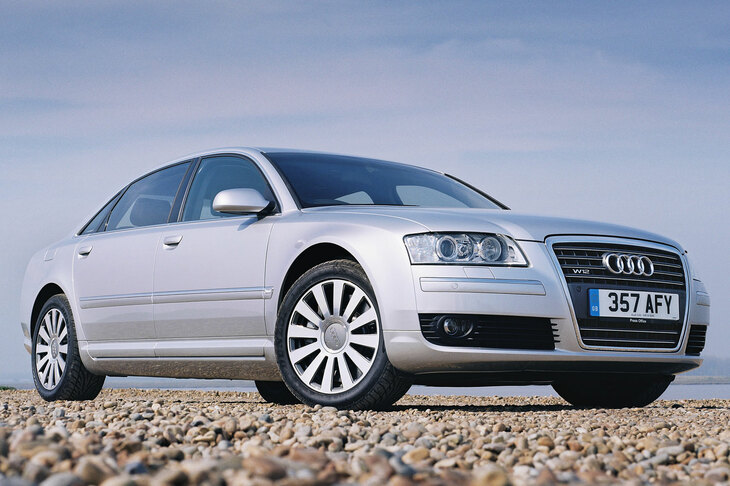 今日に受け継がれるアウディのシングルフレームグリルは、2005年に2代目「A8」の6リッターモデルに初採用された。こちらも当初は「端正なアウディのイメージが台無し！」と批判されたものだが……。