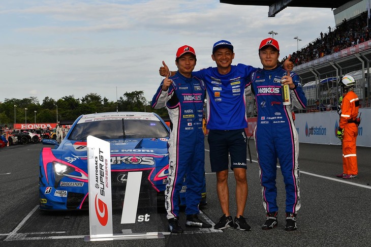 勝利をよろこぶ、LEXUS TEAM LEMANS WAKO'Sの3人。写真左から大嶋和也、脇阪寿一監督、そして山下健太。