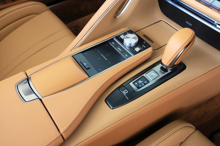トランスミッションは10段AT。シフトレバーの隣にはインフォテインメントシステムの操作デバイス「リモートタッチ」がレイアウトされる。