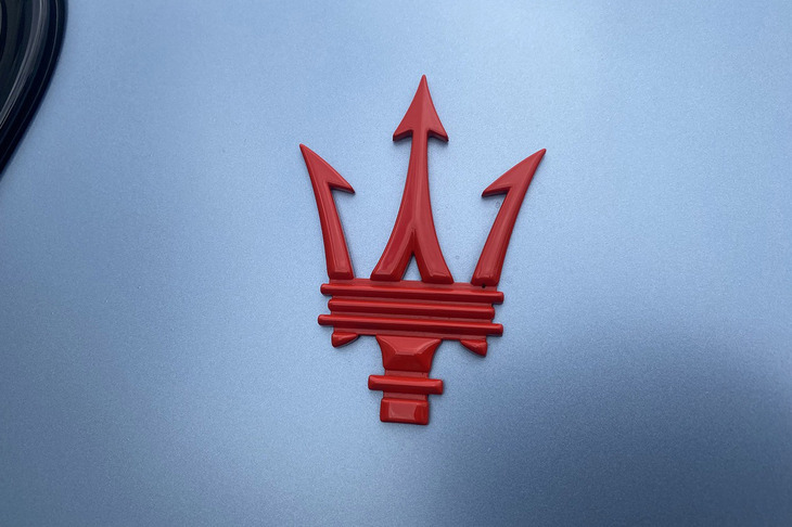 リアピラーにレッドのトライデントエンブレムが備わる「トロフェオ75thアニバーサリー」。今回試乗した車両のボディーカラーは「グリージョラミエラマット」と呼ばれるもの。