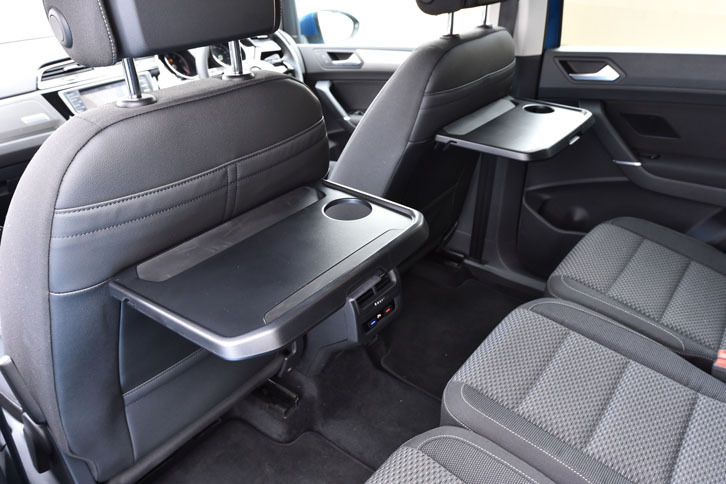 2列目シート用のシートバックテーブル。「TSIトレンドライン」を除く2グレードに標準装備される。