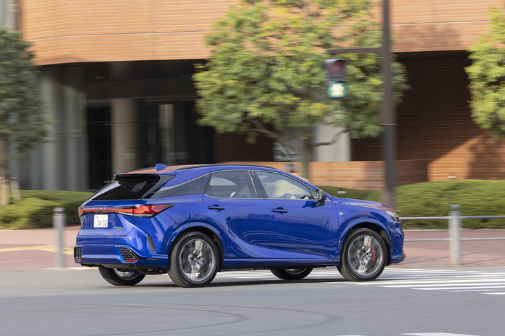 アクティブサウンドコントロールの設定も変わっており、スポーツモード時には減速時のサウンドも追加。V型エンジンのようなサウンドが聞こえる。