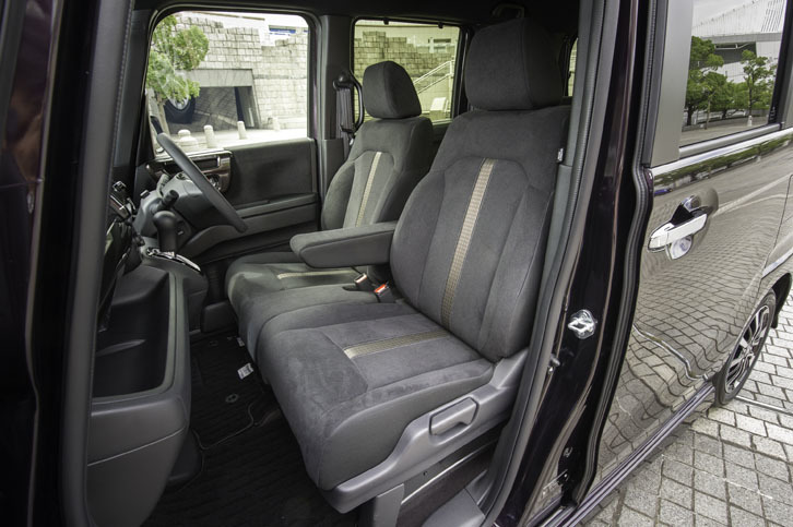 試乗した「カスタムG・L Honda SENSING」はフロントベンチシート仕様。シートのセンターに引かれたラインには、革ひもを編みこんだような模様が細かく刺しゅうされている。