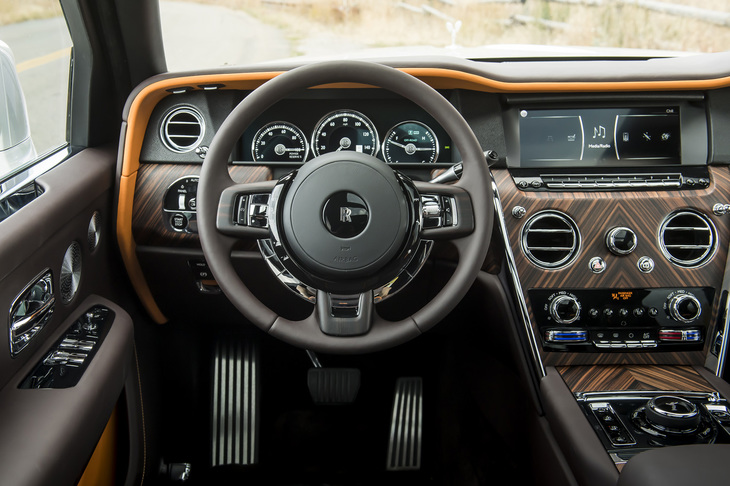 ステアリングホイールのスポーク部には、クルーズコントロールとカーオーディオの操作スイッチが備わる。写真下方に見られるアクセルペダルはオルガン式。