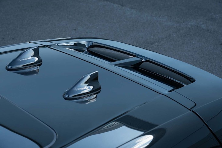 日産アリア（ルーフのシャークフィンアンテナ）