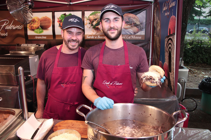 周辺には地方グルメのストリートフードがいっぱい。これはシチリア島のパレルモから来た臓物ゆで肉パニーノの店。