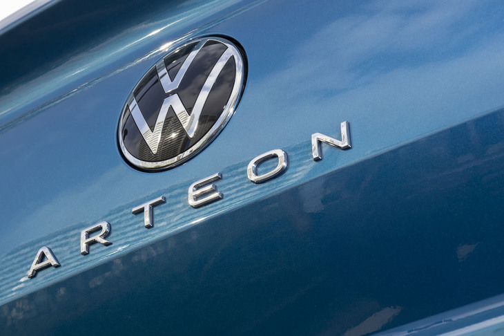最新のCIに沿うデザインとなったフォルクスワーゲンのエンブレムと、新しい「ARTEON」のロゴ。