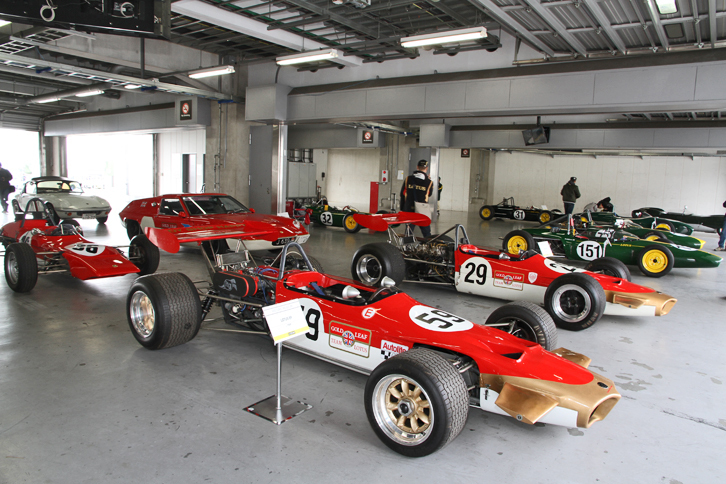 ピット内に設けられたヒストリックミュージアム。1950年代から1990年代までのコンペティションモデルとプロダクションモデル合わせて26台を展示。デモランも行われた。