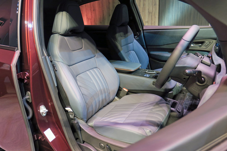 日産アリア リミテッド（フロントシート）