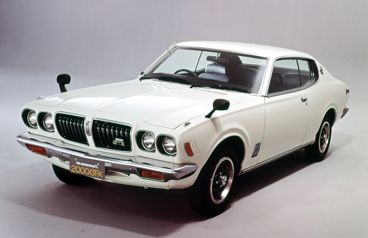 1973年「ダットサン・ブルーバードUハードトップ2000GT-X」。SUツインキャブ仕様の2リッター直6 SOHCユニットを積んだ、いわば“スカG”のブルーバード版。