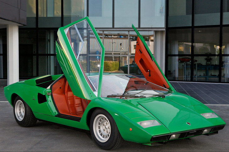 「シザースドアを装備し、V12エンジンをミドシップ搭載する」という伝統は、今日のランボルギーニの旗艦モデルにも受け継がれている。