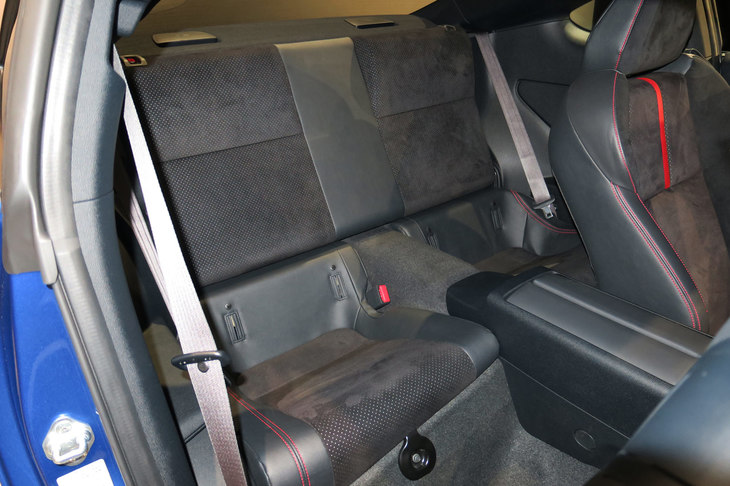 スバルBRZ（リアシート）