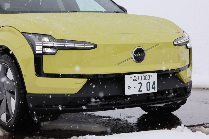 最新世代のボルボ車とひと目でわかる「トールハンマー」型ヘッドランプや、BEVらしさを表現するグリルレスデザインが目を引く「EX30」のフロントフェイス。ヘッドランプには、周囲の車両を検知しハイビームからロービームに自動で切り替える「アクティブハイビーム」が組み込まれている。