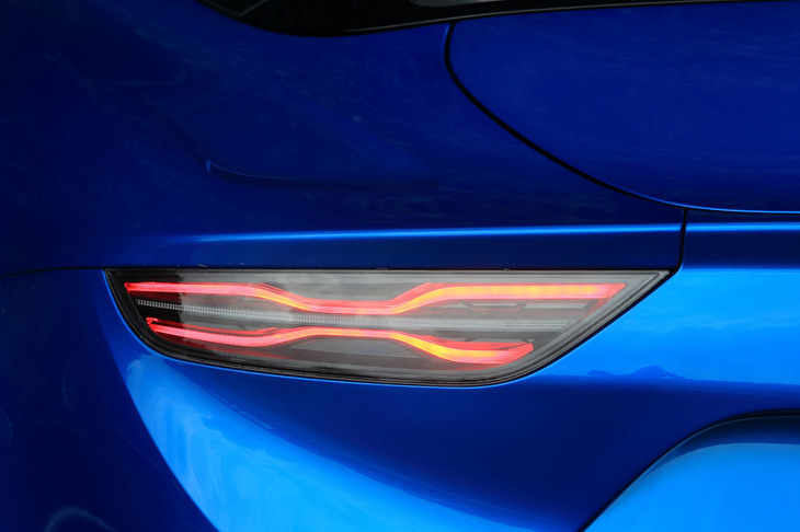 リアコンビランプのライティングは、特徴的なX型になっている。光線が車体外側に流れるように見えるシーケンシャルターンランプ（ウインカー）も備わる。