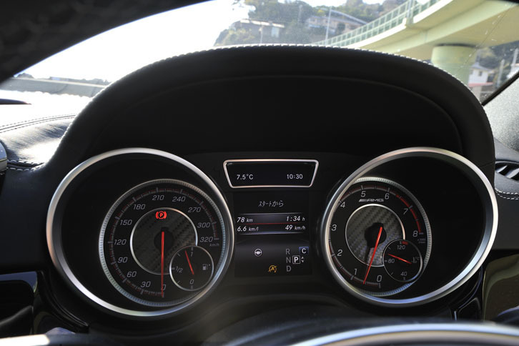 左がスピードメーターで、右がタコメーター。前者には320km/hまで、後者には8000rpmまで（レッドゾーンは6300rpmから）刻まれる。