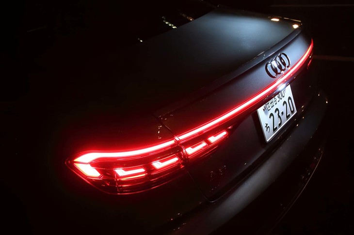 リアは、横一文字のテールランプが目を引く。車体の外側に向かって光源が流れるように光る「ダイナミックターンインジケーター」も備わる。