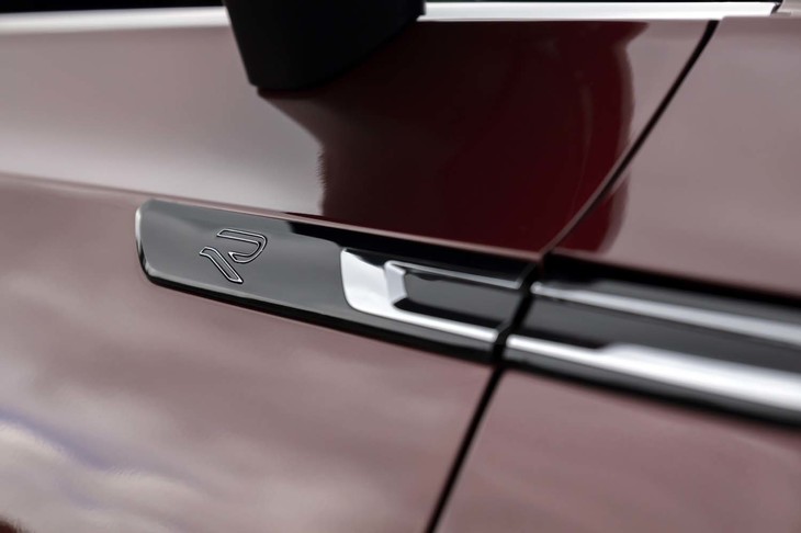 「R」ロゴをあしらったフロントフェンダー部のデコラティブパネル。